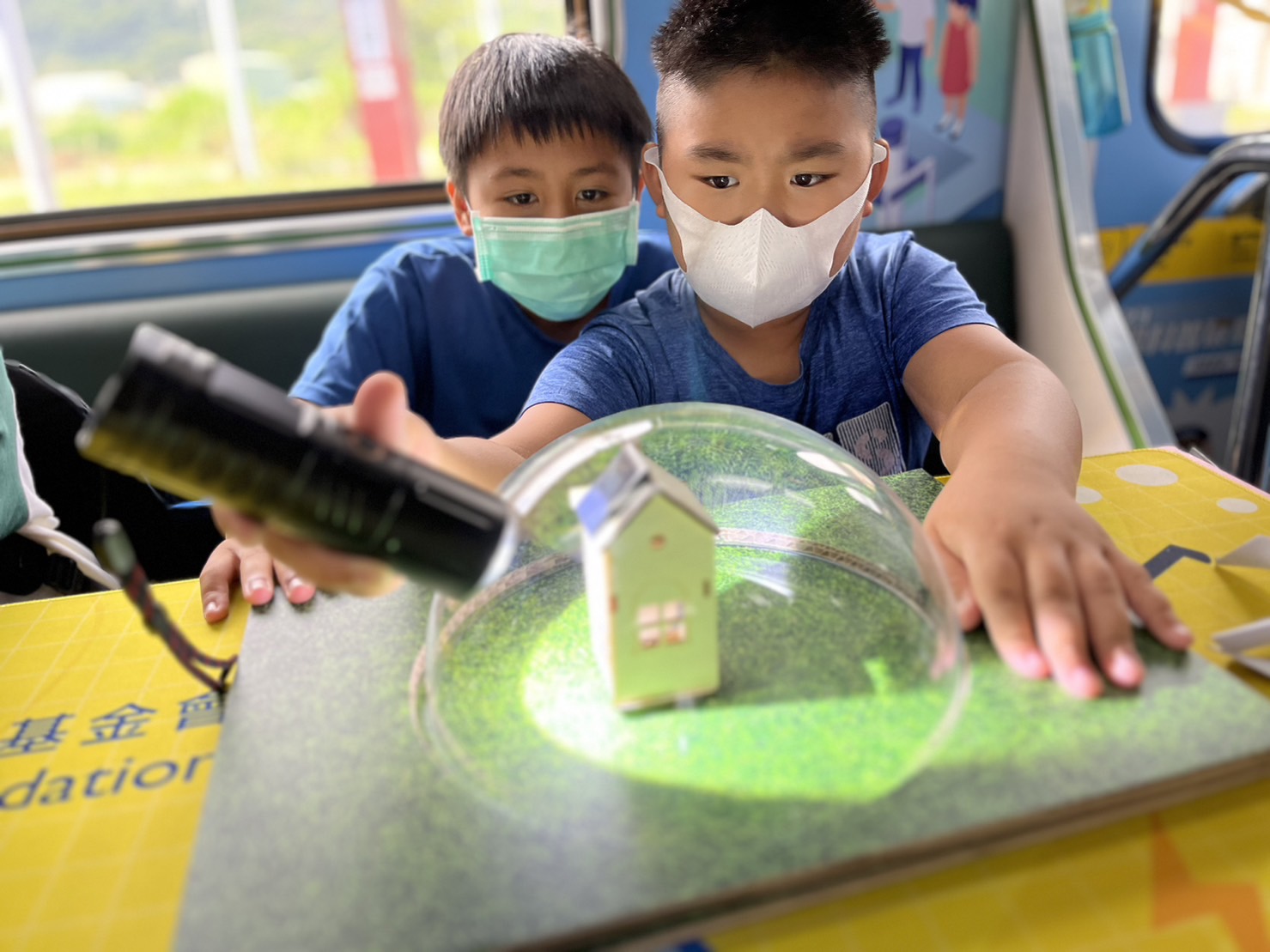 AGGAME參與基礎科學主題車廂，以STEAM教學精神，設計「逐日科學家」、「太陽能工程師」以及「淨零建築師」三大能源科普課程和實驗